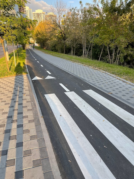 Radweg mit Fußgängerüberweg auf dem Bürgersteig