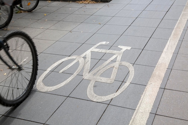 Radweg-Symbol und Radfahrer