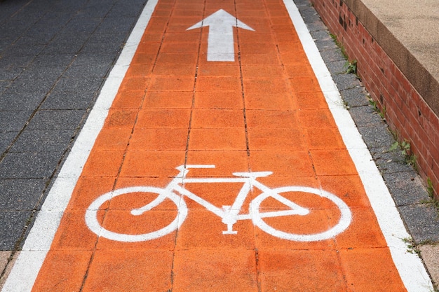 Radweg und weißes Fahrradsymbol