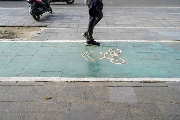 radweg, verkehr, stadtverkehr und umweltfreundliches konzept, grüne radwegschilder