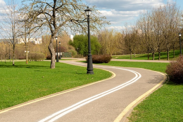 Radwege und Wanderwege für Läufer im Park