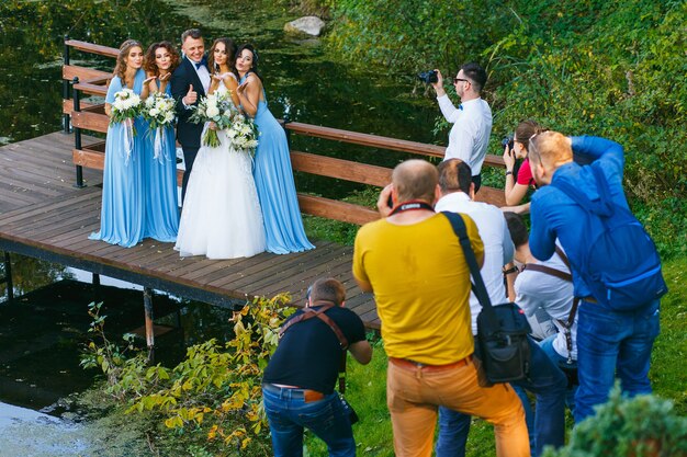 RADZIVILKI, BELARUS - OUTUBRO 10: Fotógrafos fotografam padrinhos e damas de honra na oficina de casamento em 10 de outubro de 2016 em Radzivilki, Belarus