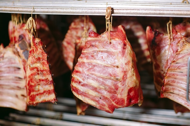 Räucherfleisch im Räucherhaus.