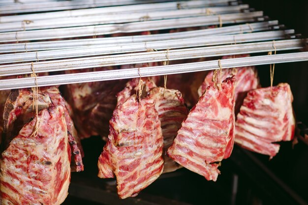 Räuchern von Fleisch in der Räucherei.