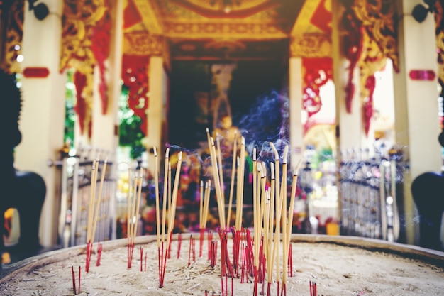 Räucherstäbchen brennen, thailändische Buddhisten benutzen Weihrauch, um Buddha zu verehren