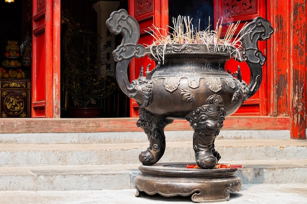 Räucherstäbchen mit Stöcken im Ngoc Son Tempel des Jadebergs am Westsee in Hanoi, der Hauptstadt Vietnams in Südostasien. Traditioneller Schalenbrenner für vietnamesische Religion und Kultur.