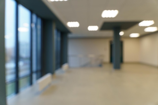 Räumliche leere Lobby in einem modernen Geschäftszentrum Treppenhaus hohe Panoramafenster Innenarchitektur heller Raum weicher Fokus verschwommen Effekt