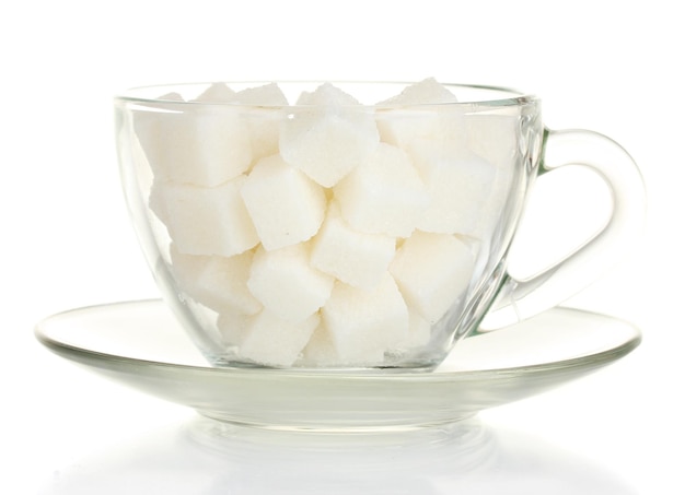 Raffinierter Zucker im Glasbecher isoliert auf weißem Hintergrund