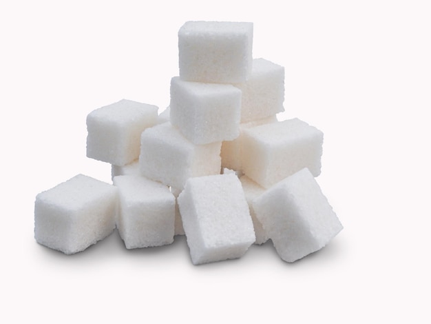 Raffinierter Zucker in einem Hügel auf weißem Hintergrund gefaltet