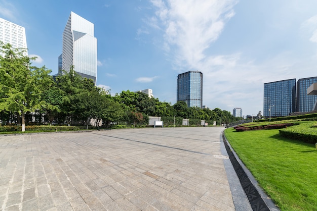Raffles-Stadt, panoramische Skyline und Gebäude mit leerem konkretem quadratischem Boden in Chengdu, c