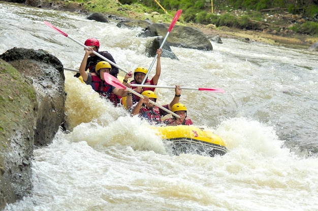 Foto rafting en arym en indonesia