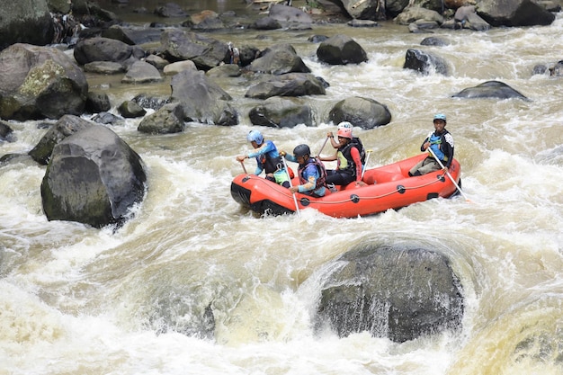 Rafting auf einem Bergfluss Gruppe gemischter Touristen, geführt von einem professionellen Piloten auf dem Fluss