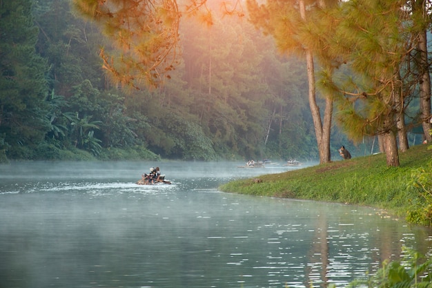 rafting de bambú a través de la niebla en el lago por la mañana en Pang-ung, en Mae Hong Son, Thaila