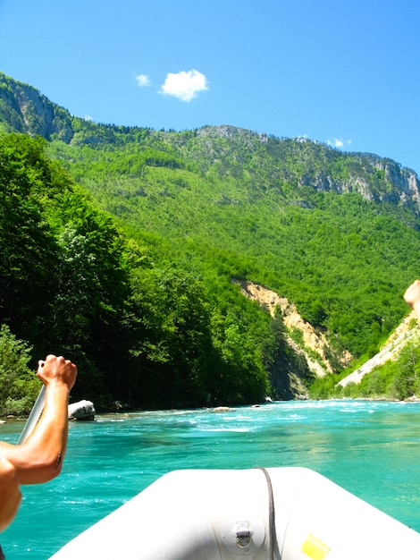 Rafting en bote por el río rápido de montaña