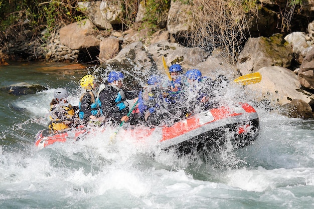 Rafting como deporte extremo y divertido - equipo feliz