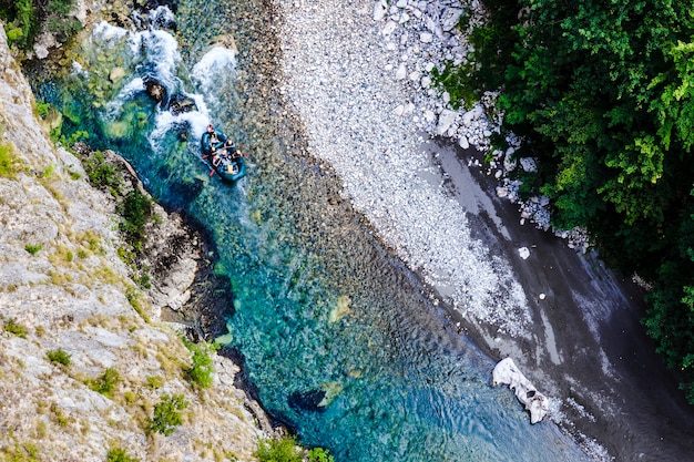 Rafting em um rio de montanha