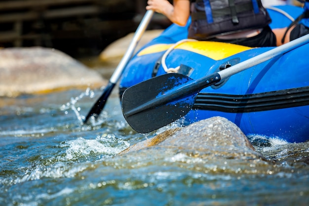 Foto rafting em um rio. fechar-se