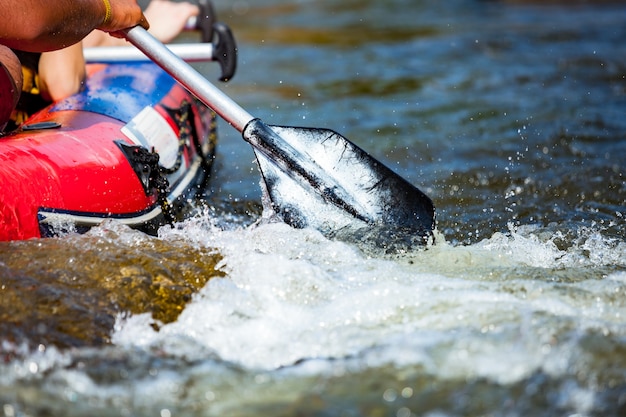 Rafting em um rio. Fechar-se