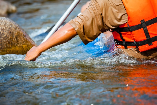 Rafting em um rio. Fechar-se