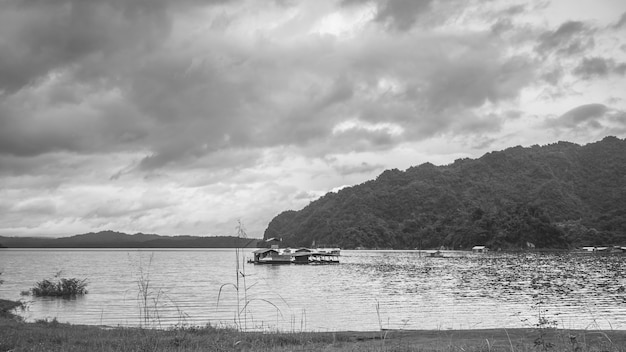 Rafting-Haus am See. schöne Landschaft mit nebligen über Bergen im Hintergrund in Kanchanaburi Thailand Schwarz-Weiß-Fotografie?