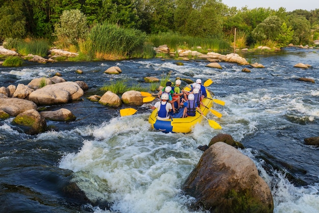 Rafting-Team, extremer Wassersport im Sommer