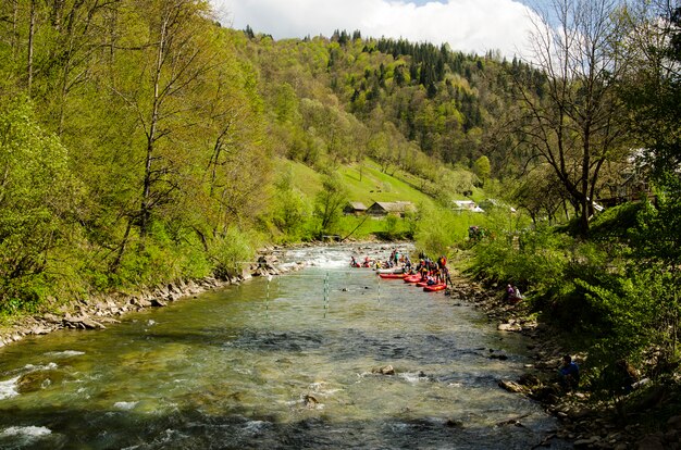 Rafting-Wettbewerb auf dem Bergfluss