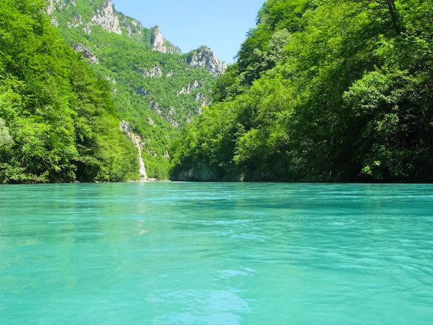 Raftingboot auf dem schnellen Gebirgsfluss