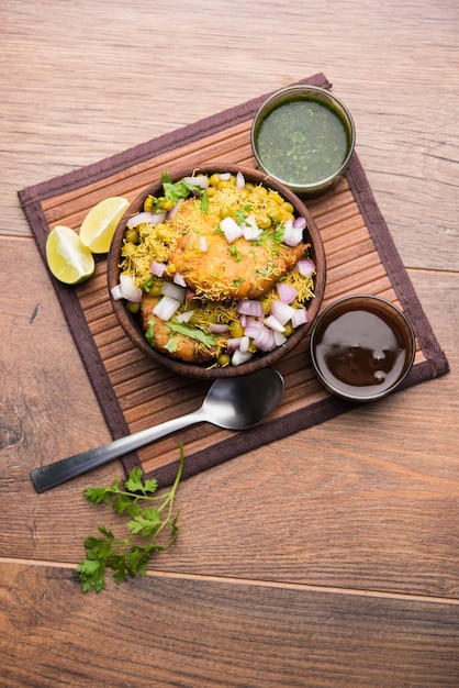 Ragda Pattice ist ein beliebtes Street Food oder Chat aus Kartoffelpatties. serviert in einer Stahlplatte, Schüssel oder Keramikplatte mit Tamarinde und Koriander-Chutney