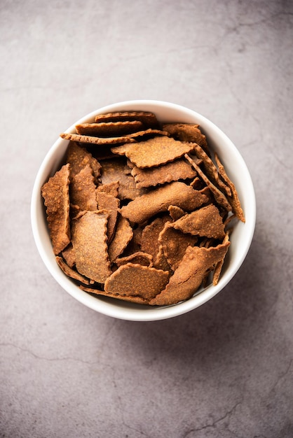 Ragi chips ou nachni ou bolachas de milheto de dedo lanche saudável indiano