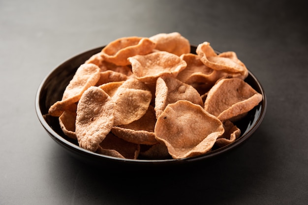 Foto ragi ou nachni papad ou fryums feito com nagali, é um poppadom crocante e picante feito de nachani