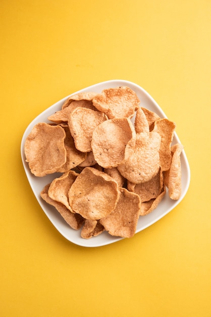 Foto ragi ou nachni papad ou fryums feito com nagali, é um poppadom crocante e picante feito de nachani