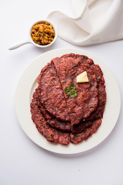 Ragi roti ou pão achatado feito com milheto é um prato de café da manhã saudável e saboroso de Karnataka, Índia. servido com pimenta verde e chutney. foco seletivo