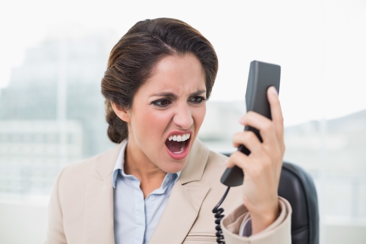 Foto raging empresária gritando no telefone