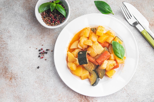 Ragout Gemüseeintopf Kartoffel, Karotte, Zucchini frisches Gericht gesunde Mahlzeit Lebensmittel Snack Diät