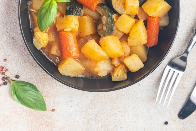 Ragout Gemüseeintopf Kartoffel, Karotte, Zucchini frisches Gericht gesunde Mahlzeit Lebensmittel Snack Diät