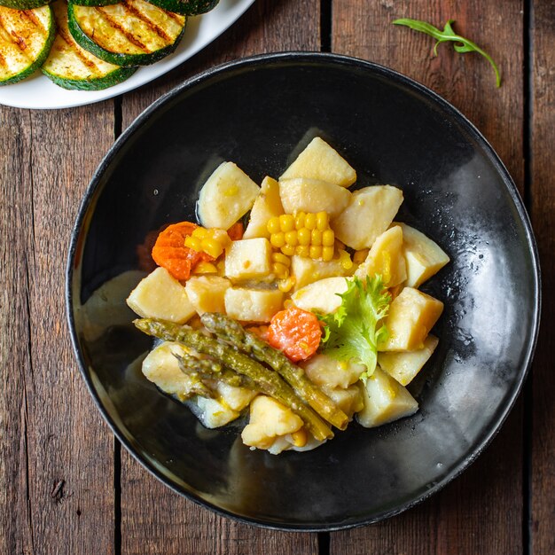 ragout kartoffel gemüseeintopf haus gedünstet kochen essen kein fleisch mahlzeit snack auf dem tisch