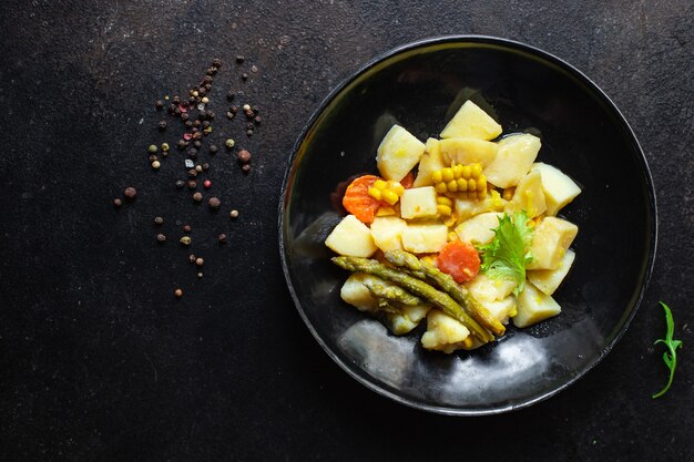 ragu batata ensopado de vegetais cozido em casa cozinhando comida sem refeição de carne lanche na mesa