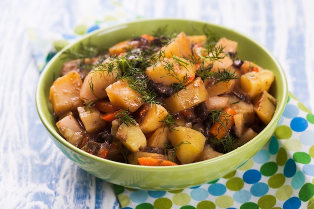 Ragú de verduras con champiñones en un bol