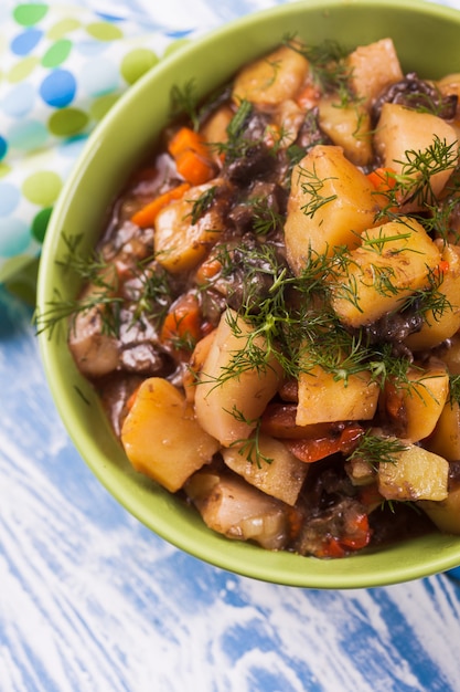 Ragú de verduras con champiñones en un bol