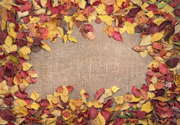 Rahmen aus Blättern auf einem Sackleinenhintergrund, Herbstthema