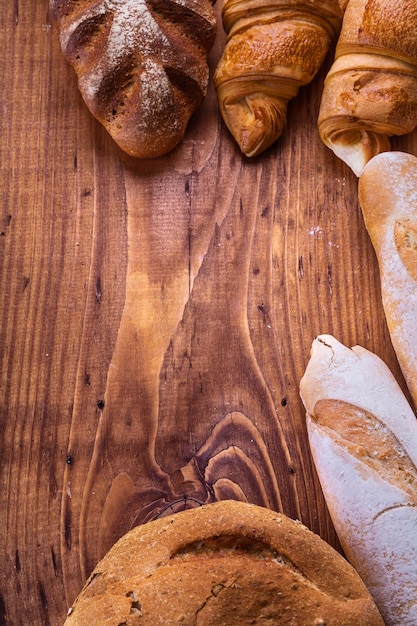 Rahmen aus Brot auf Holzhintergrund Essen und Trinken Stillleben