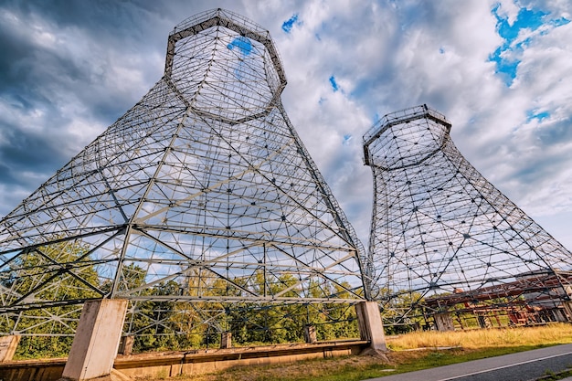 Foto rahmen aus fabrikrohren am unesco-denkmal, renovierter anlagenkomplex mit minen, verkokung von kohle im industriegebiet zollverein in essen, deutschland, reise-wahrzeichen