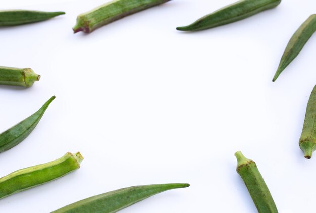 Rahmen aus frischem Okra auf weißem Hintergrund