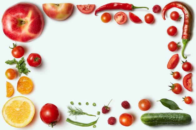 Rahmen aus Gemüse und Obst auf weißem Hintergrund. Ungewöhnlicher Ort für Text über Kochen, Ernährung, gesunde Lebensweise, italienisches Essen,