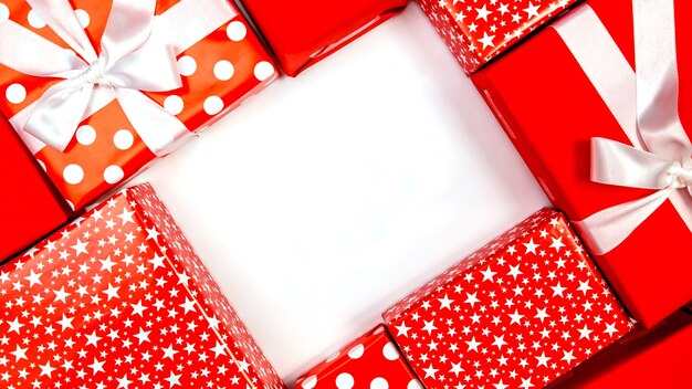 Rahmen aus Geschenkboxen auf weißem Hintergrund. Erntedankfest-Konzepte, Weihnachtskonzepte, Neujahrskonzepte, Draufsicht, Kopierraum. Herbstkomposition.