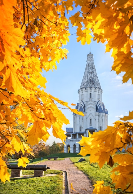 Rahmen aus goldenen Herbstbäumen und der Himmelfahrtskirche im Kolomenskoye-Park in Moskau an einem sonnigen Herbsttag