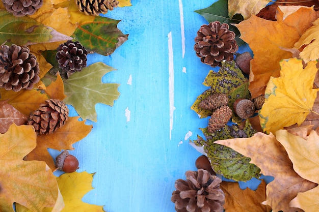 Rahmen aus Herbstlaub auf Holztisch in der Nähe