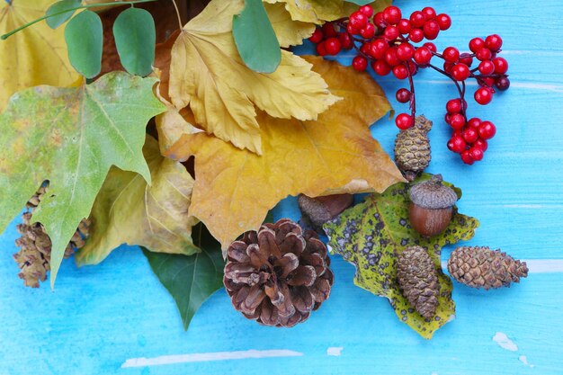 Rahmen aus Herbstlaub auf Holztisch in der Nähe