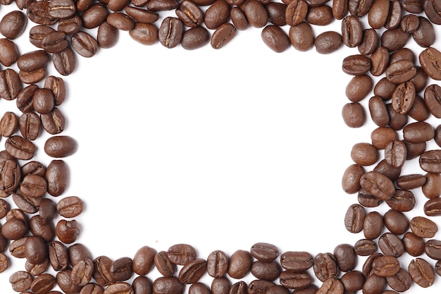 Rahmen aus Kaffeebohnen isoliert auf weißem Hintergrund.