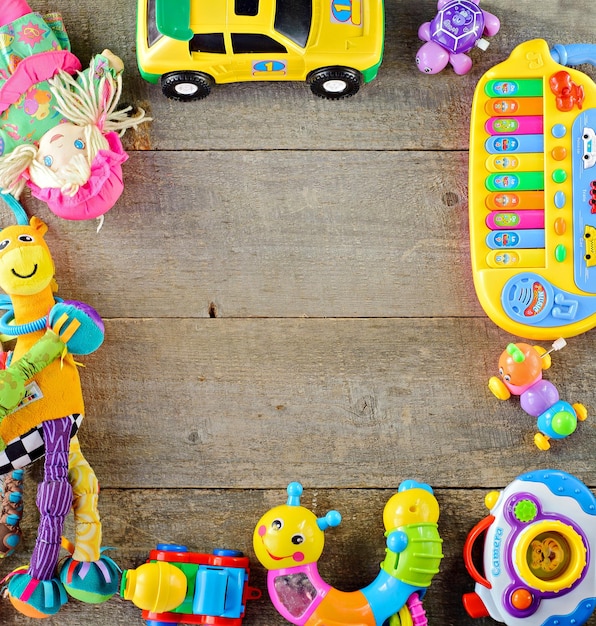 Foto rahmen aus spielzeugzubehör für kinder auf draufsicht-kopienraum des weißen hintergrundes